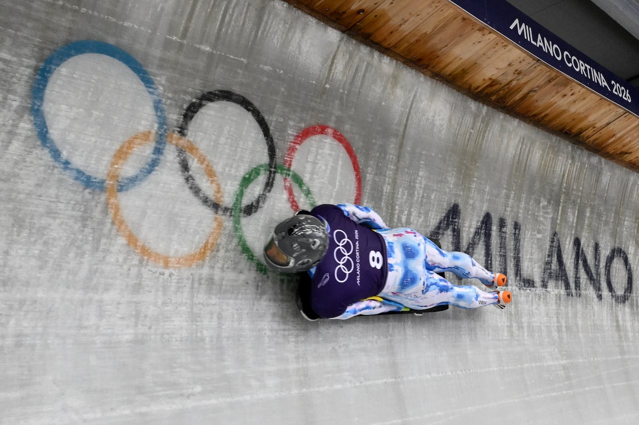 El ucraniano Vladyslav Heraskevych participa en el entrenamiento de skeleton masculino en el Centro de Deslizamiento de Cortina d'Ampezzo, durante los Juegos Olímpicos de Invierno de Milán-Cortina 2026, el 10 de febrero de 2026. (Foto: Tiziana FABI / AFP)