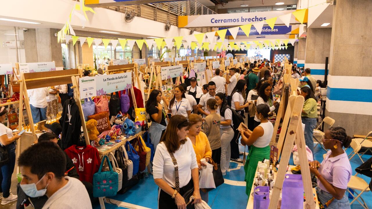 El Showroom 2025 reunió a más de un centenar de emprendimientos del Valle del Cauca, que presentaron sus productos y servicios en vitrinas temáticas orientadas a promover la formalización, el fortalecimiento empresarial y las conexiones comerciales con propósito social.