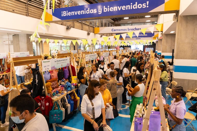 El Showroom 2025 reunió a más de un centenar de emprendimientos del Valle del Cauca, que presentaron sus productos y servicios en vitrinas temáticas orientadas a promover la formalización, el fortalecimiento empresarial y las conexiones comerciales con propósito social.