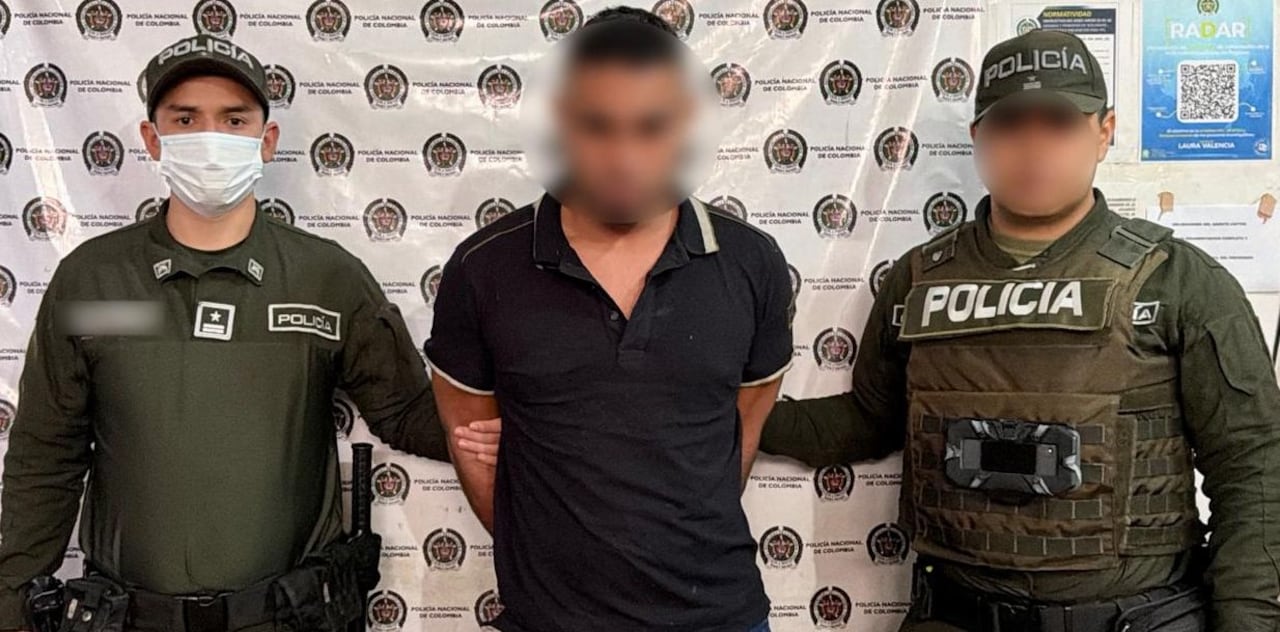 Según las investigaciones, alias “Manotas” habría asumido funciones de mando dentro del Bloque Móvil Martín Villa, con injerencia en municipios como Mesetas, Lejanías y Uribe.