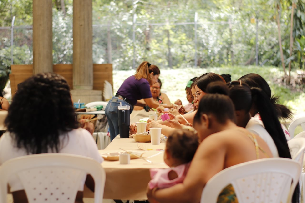 El hogar de acogida funciona en una ubicación confidencial para proteger a mujeres en riesgo inminente de feminicidio y a sus hijos. En la casa, las residentes tienen una rutina diaria que incluye talleres, tareas y acompañamiento psicosocial.
Foto: suministrada por Casa Matria a El País
