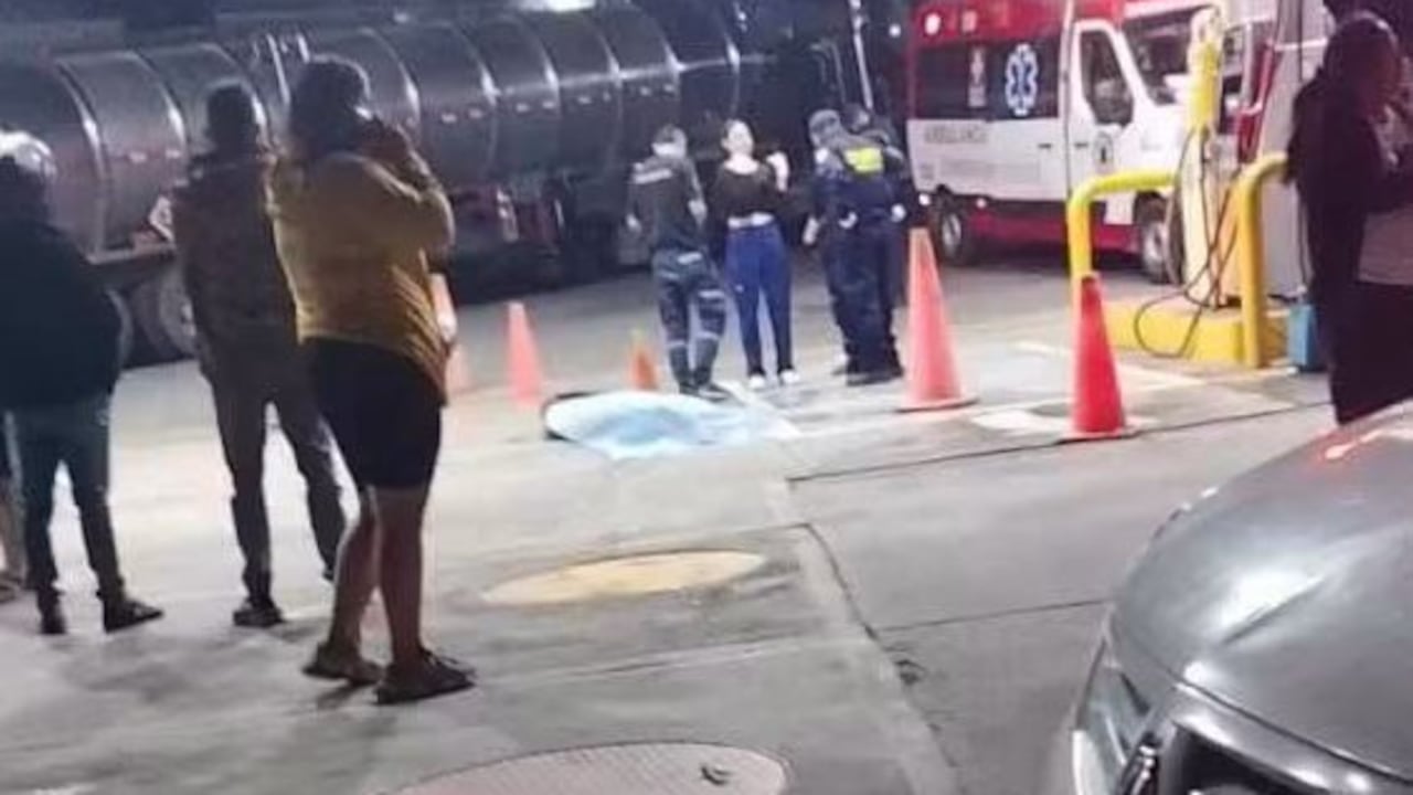 Los paramédicos de Bomberos llegaron al lugar porque existía la esperanza de ayudar a la víctima, pero esta lastimosamente falleció en el lugar tras ser arrollado por el agresor.