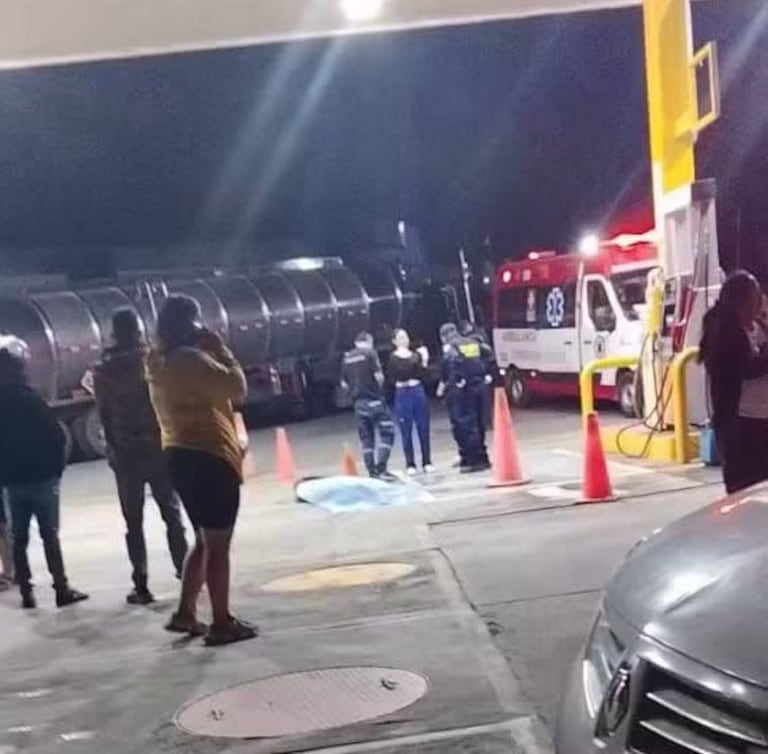 Los paramédicos de Bomberos llegaron al lugar porque existía la esperanza de ayudar a la víctima, pero esta lastimosamente falleció en el lugar tras ser arrollado por el agresor.