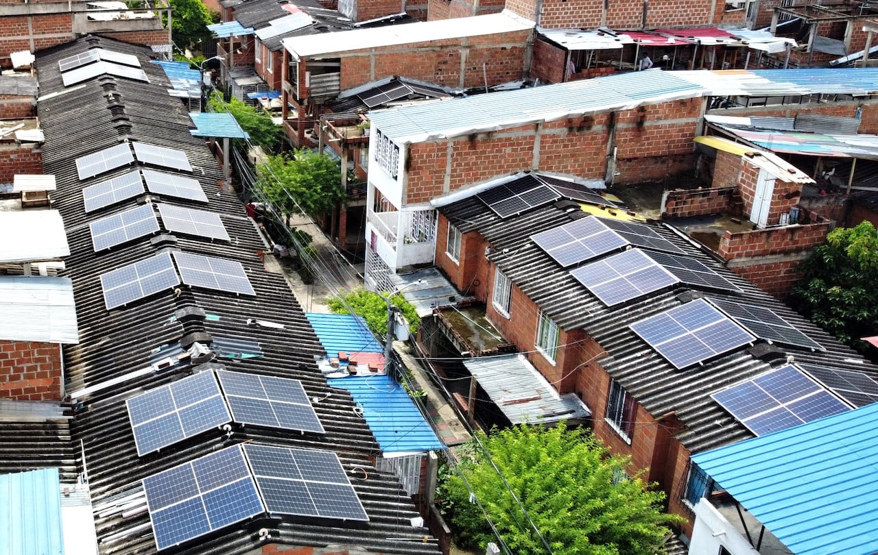 Paneles solares en Llano Verde, instalados por Emcali