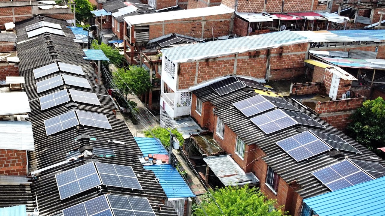 Paneles solares en Llano Verde, instalados por Emcali