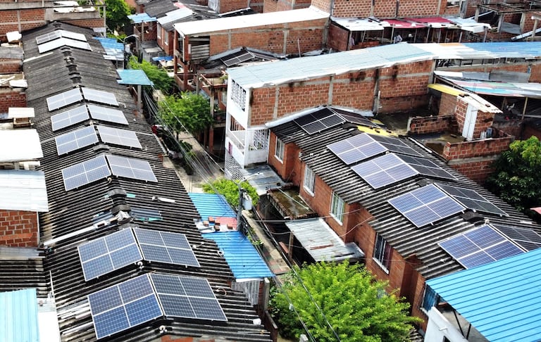 Paneles solares en Llano Verde, instalados por Emcali