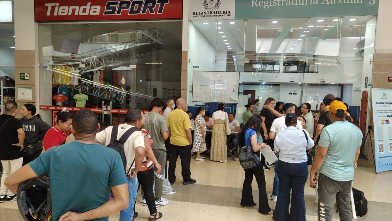 Ciudadanos acudieron masivamente a la sede de la Registraduría Auxiliar 3 en Cali para realizar trámites electorales.