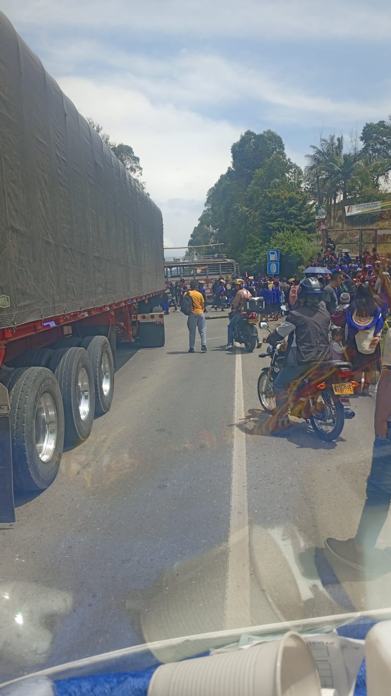 Integrantes del pueblo Misak adelantan movilización sobre la vía Panamericana, bloqueando el tramo entre Cali y Popayán en exigencia de diálogo con el Gobierno Nacional.
