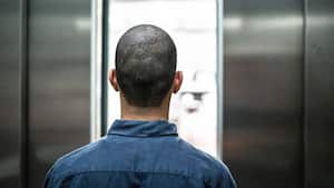 Quedarse atrapado en un ascensor.