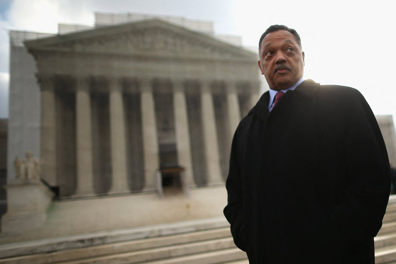 (ARCHIVOS) WASHINGTON, D.C. - 27 DE FEBRERO: El reverendo Jesse Jackson llega a un mitin en las escaleras de la Corte Suprema de Estados Unidos el 27 de febrero de 2013 en Washington, D.C. Líderes del Congreso se unieron a figuras clave de los derechos civiles para manifestarse mientras la corte se preparaba para escuchar los argumentos orales en el caso Condado de Shelby contra Holder, una impugnación legal al Artículo 5 de la Ley de Derecho al Voto. Chip Somodevilla/Getty Images/AFP. El veterano activista estadounidense por los derechos civiles, el reverendo Jesse Jackson, falleció el 17 de febrero de 2026, según informó su familia en un comunicado.