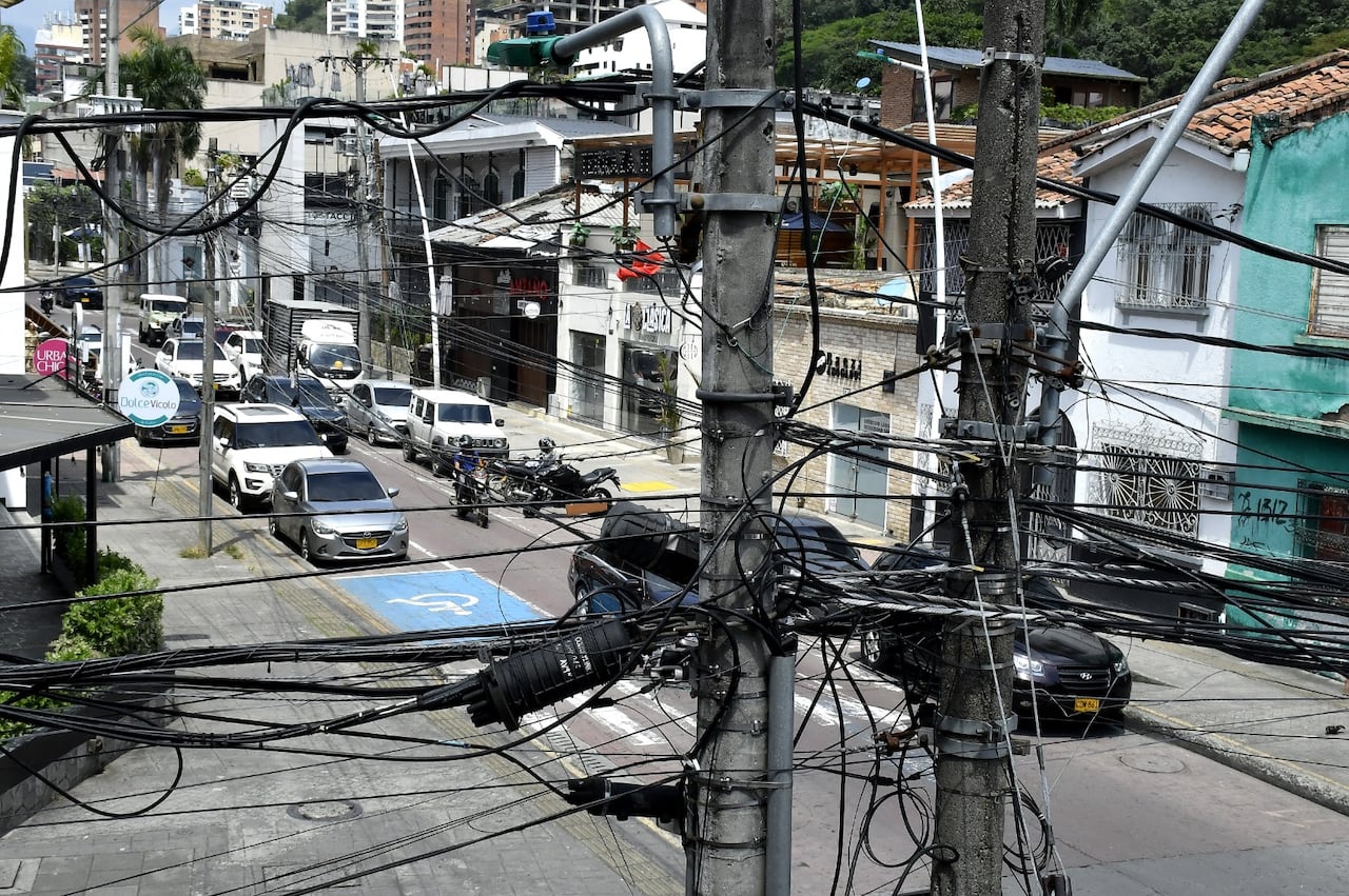 Cables en los postes de Cali