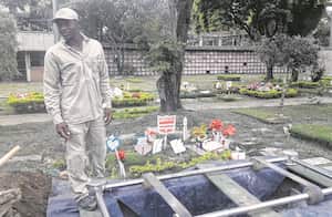 El caucano José Trujillo ha llegado a cavar una cantidad máxima de siete fosas, hacer ocho cremaciones y cinco exhumaciones al día. Para él, trabajar doce años entre los muertos le ha permitido sustentar a su esposa y a sus dos hijos.