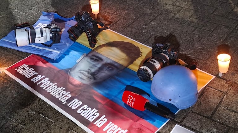 Reporteros gráficos, camarógrafos y periodistas de la ciudad de Cali pertenecientes al Círculo de Reporteros Gráficos del Valle del Cauca, Ciregráficos levantaron su voz durante un plantón en el Boulevard del río por el asesinato del periodista Mateo Pérez Rueda en Briceño Antioquía .