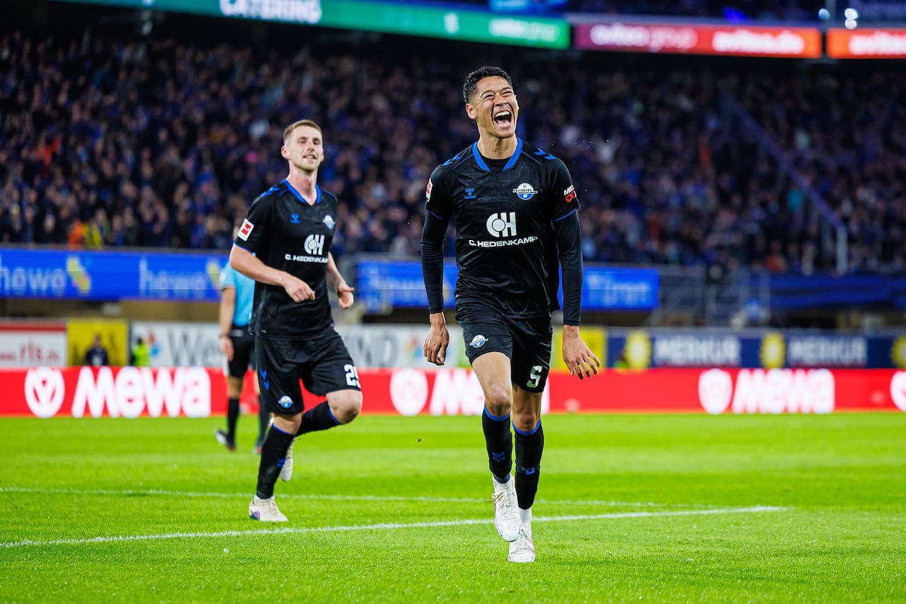 Santiago Castañeda celebra el gol en la Bundesliga.