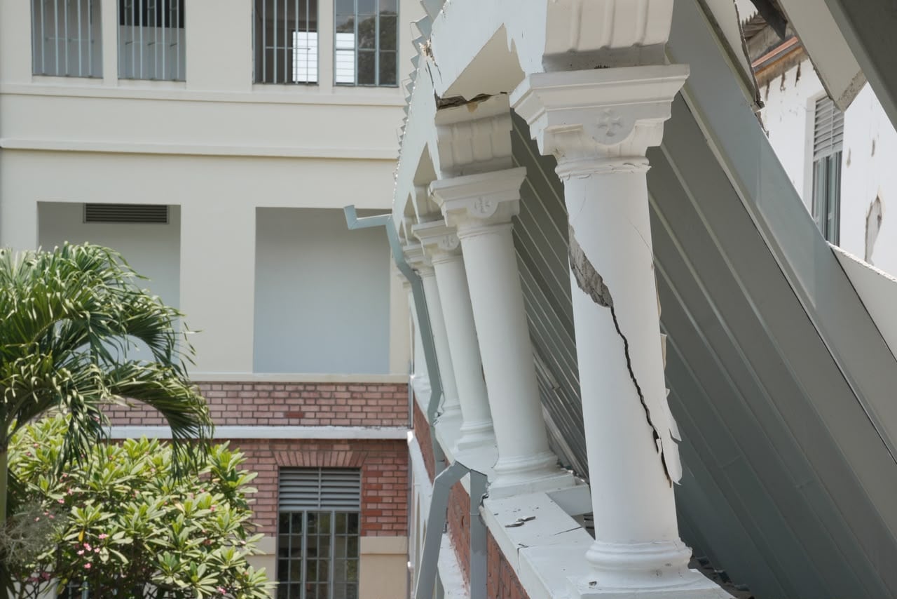 Algunas columnas de la estructura resultaron afectadas por el terremoto.