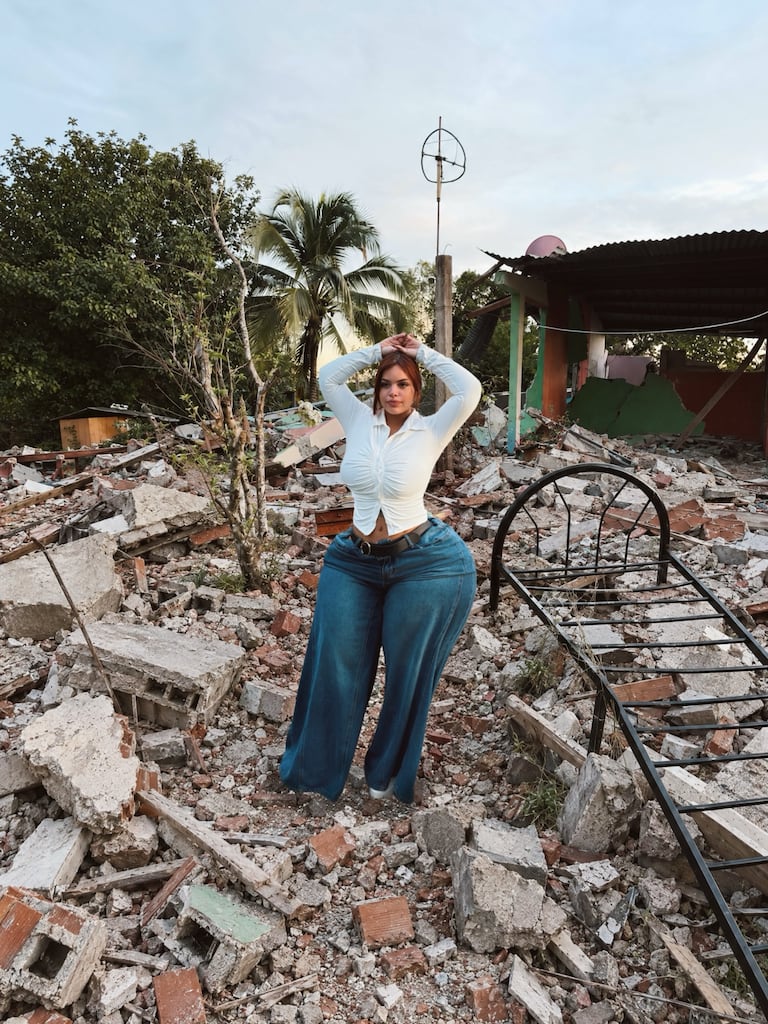 Gracie Bon, creadora de contenido panameña, recibió críticas en redes sociales tras publicar fotografías frente a escombros de edificios afectados por el terremoto de magnitud 7,7 que sacudió a Panamá.