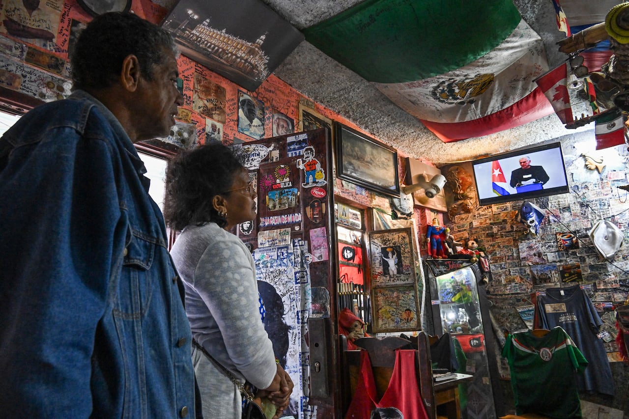 Tras más de medio siglo, los Castro cedieron el poder en la isla a Miguel Díaz- Canel. Para muchos, su gobierno no ha traído mayores diferencias con respecto a lo que ocurría décadas atrás; quienes ostentan el poder siguen siendo los militares y los líderes de la dictadura comunista.