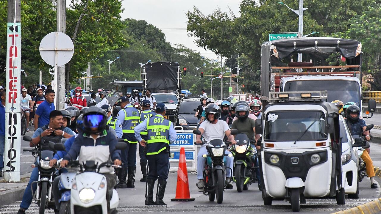 Cali: Autoridades incrementan controles contra la piratería y motociclistas en el oriente de la Ciudad. Foto José L Guzmán. El País