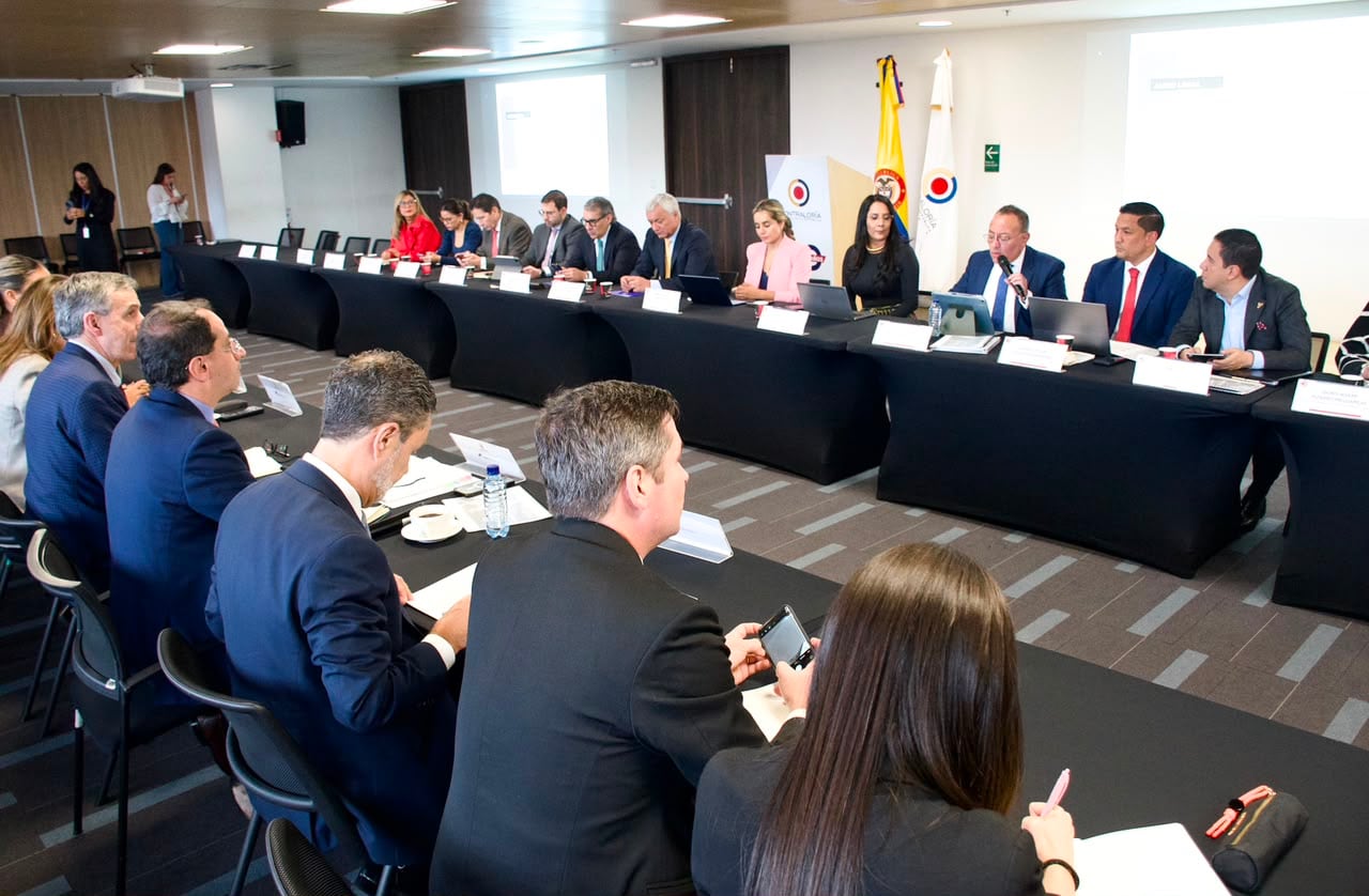Entre el 8 y el 31 de julio se desarrollaron 62 mesas técnicas en las que equipos sectoriales de la entidad aportaron diagnósticos, resultados de auditorías, estudios, alertas, riesgos identificados y líneas de seguimiento. Información que está al servicio de toda la ciudadanía a través de los canales institucionales de la Contraloría.
