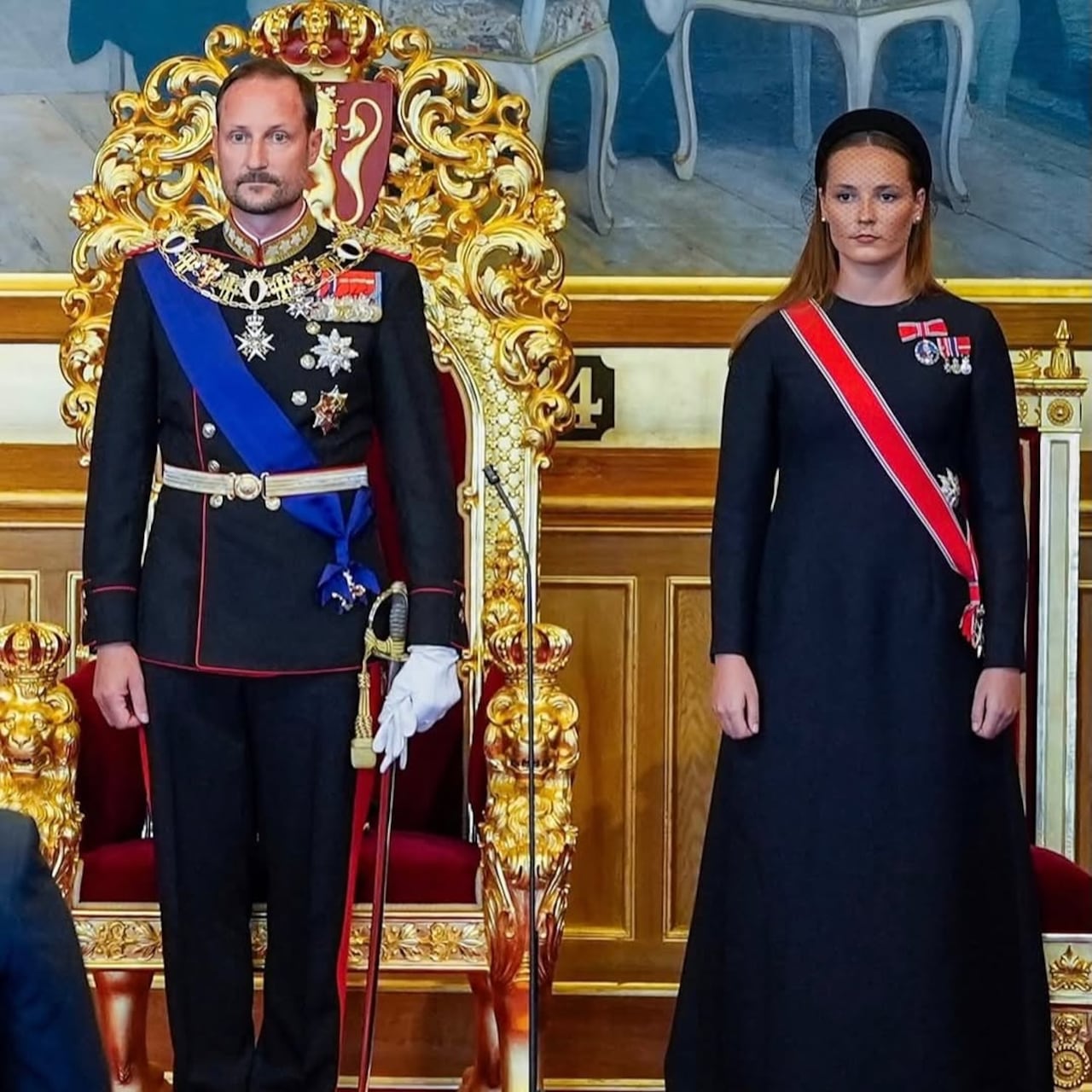 El rey Haakon VIII y su hija, la princesa heredera Ingrid Alexandra, durante la juramentación ante el parlamento noruego.