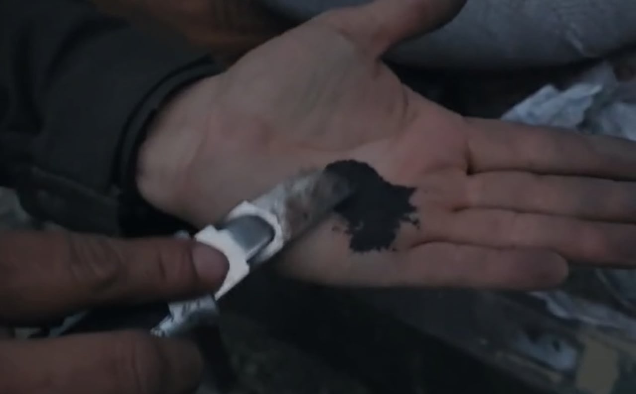 Uniformados de la Policía inspeccionaron el camión abandonado en zona rural del municipio de Taminango, Nariño, donde fueron halladas 107 sacas con el químico.