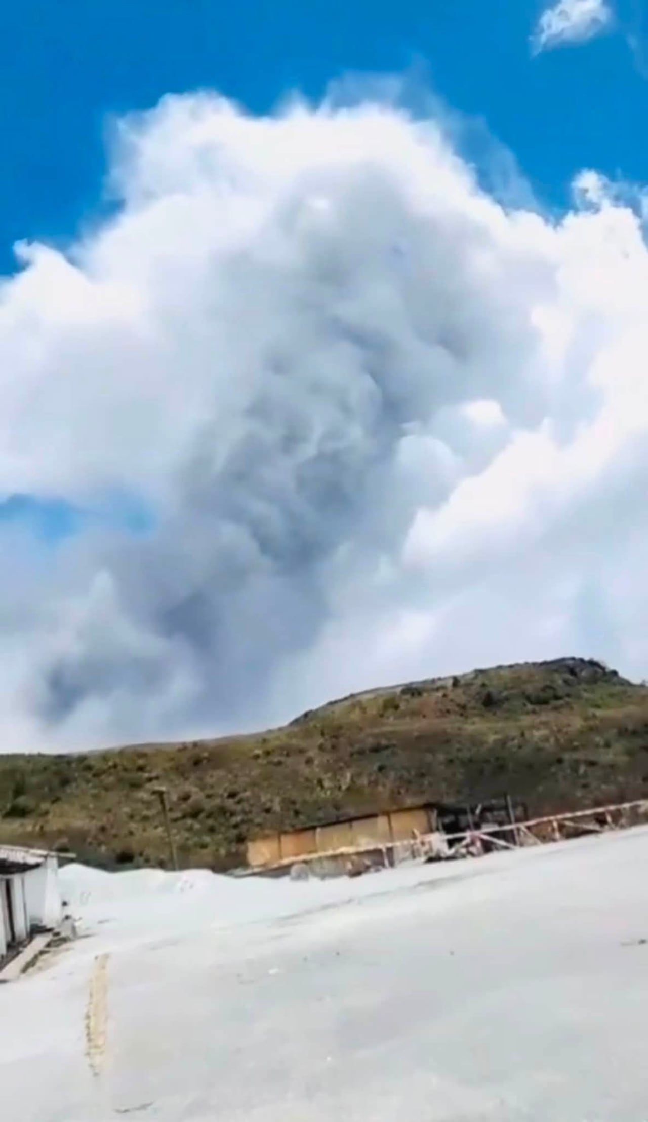 En la zona 200 familias no cuentan con un apoyo del gobierno con albergues dignos para la evacuación, la alerta del volcán paso de Amarilla a Naranja que significa mayor actividad.