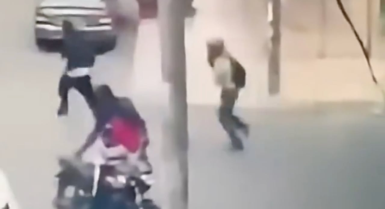 Momento en el que la comunidad persigue a uno de los implicados de un atraco en Jamundí.