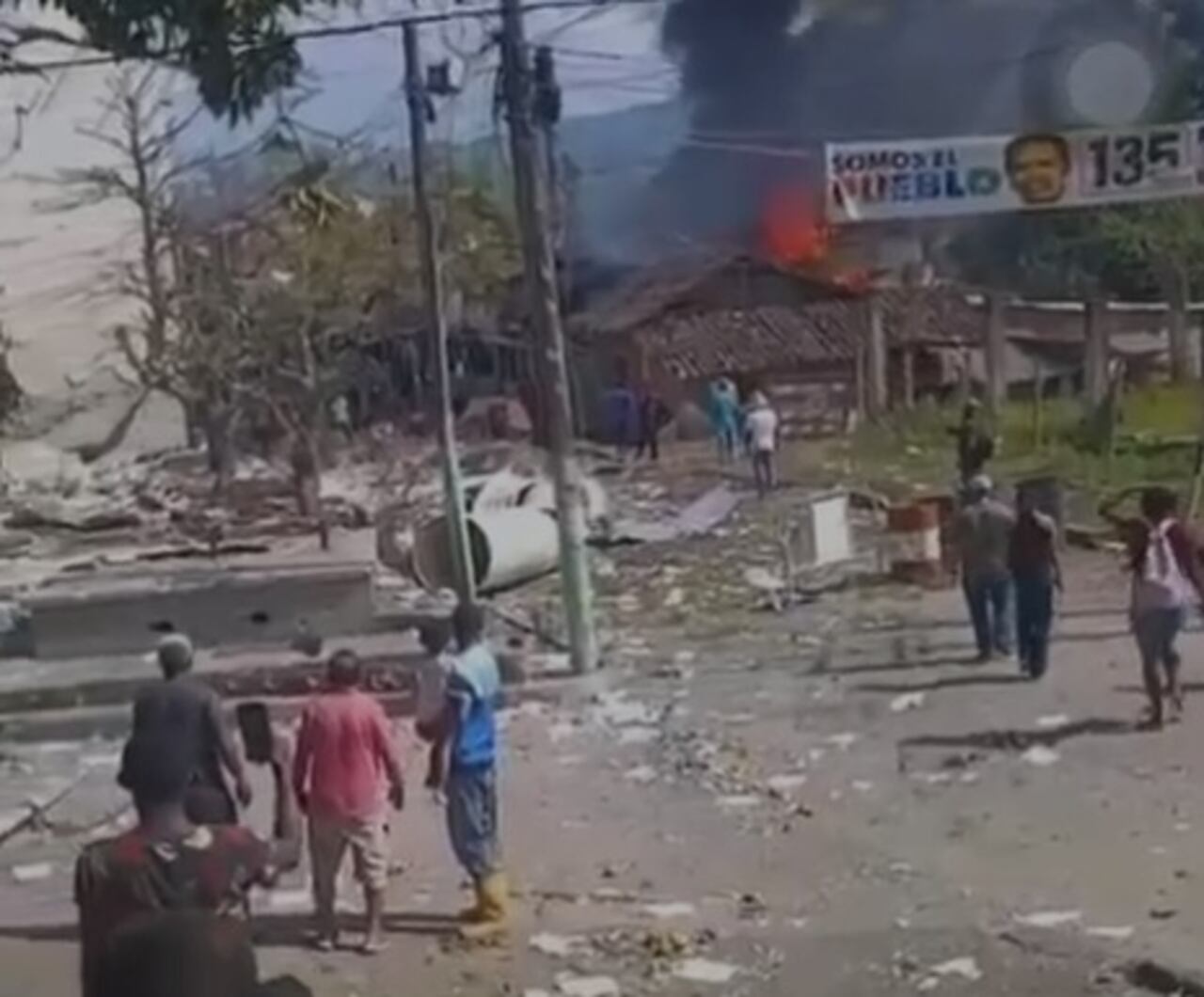 Los mismos pobladores del área urbana del municipio Buenos Aires son los encargados de reportar la destrucción de viviendas y locales comerciales durante este intenso ataque de las disidencias de las Farc.