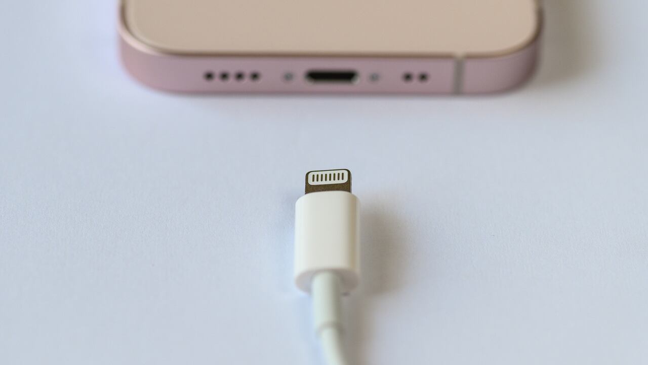 ¿Cómo saber si el cargador de un Iphone es original? - El País