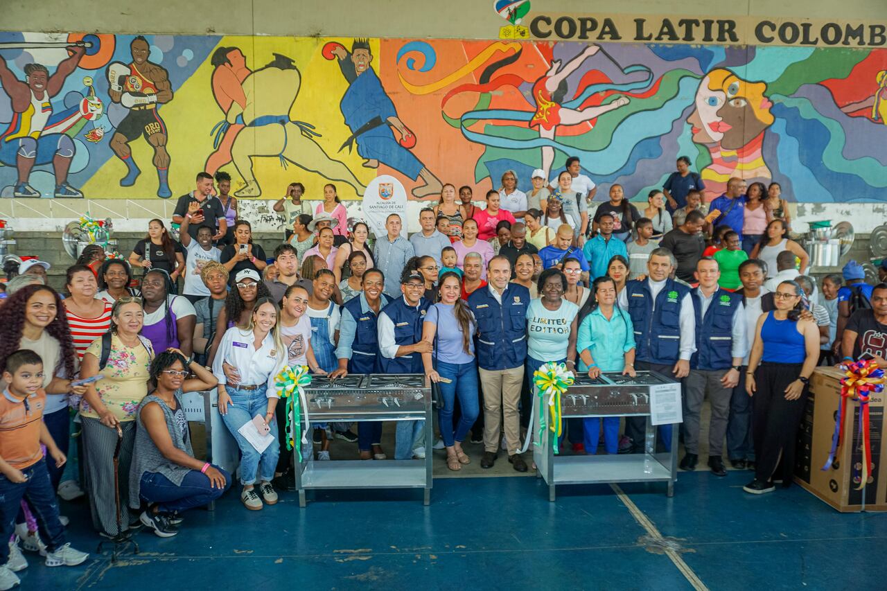 Entrega de dotación a los comedores comunitarios de Cali.
