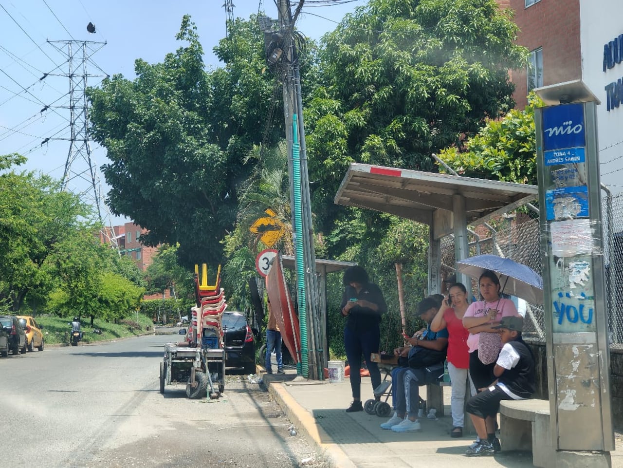 Usuarios del oriente de Cali esperan hasta una hora por los buses alimentadores del MÍO.