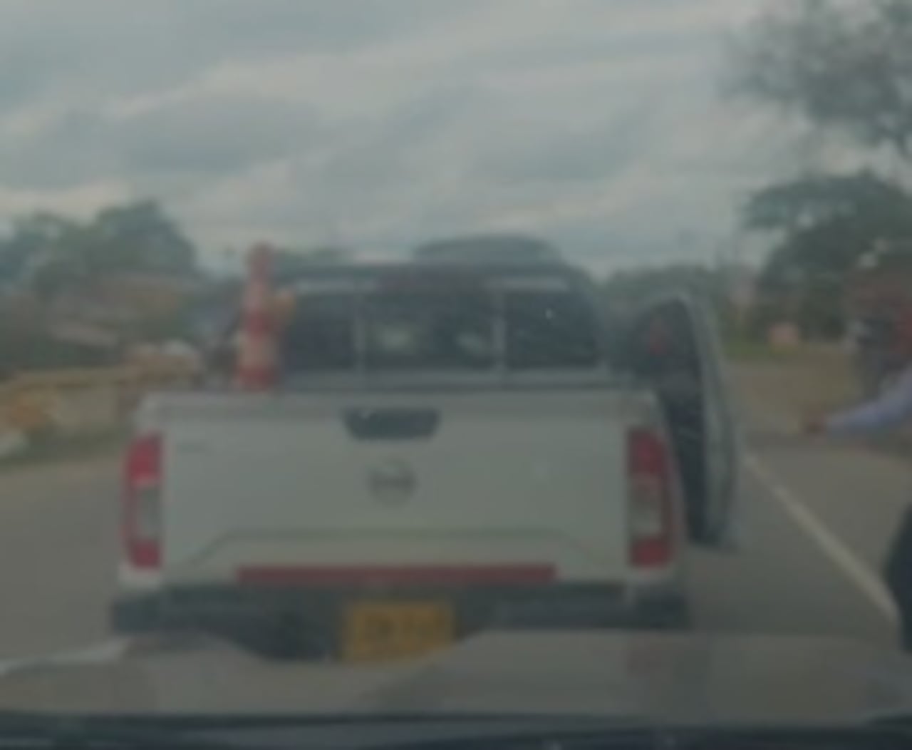 Hasta el momento, las autoridades no han confirmado capturas ni la recuperación del vehículo oficial hurtado.