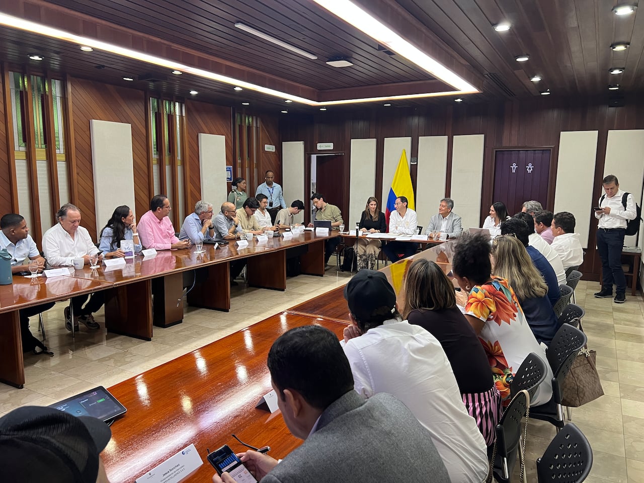 Vicepresidente José Manuel Restrepo se reunió con empresarios del Valle para hablar de reactivación tras el terremoto.