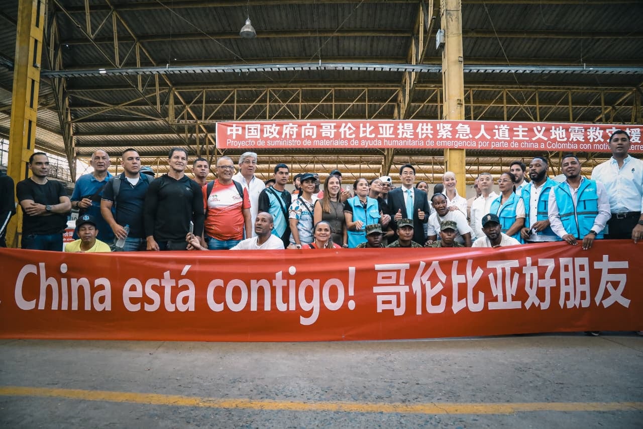 Ocho contenedores llegaron desde China con cobijas, carpas, equipos para purificar agua, generadores, luminarias solares y otros elementos destinados a las comunidades afectadas.