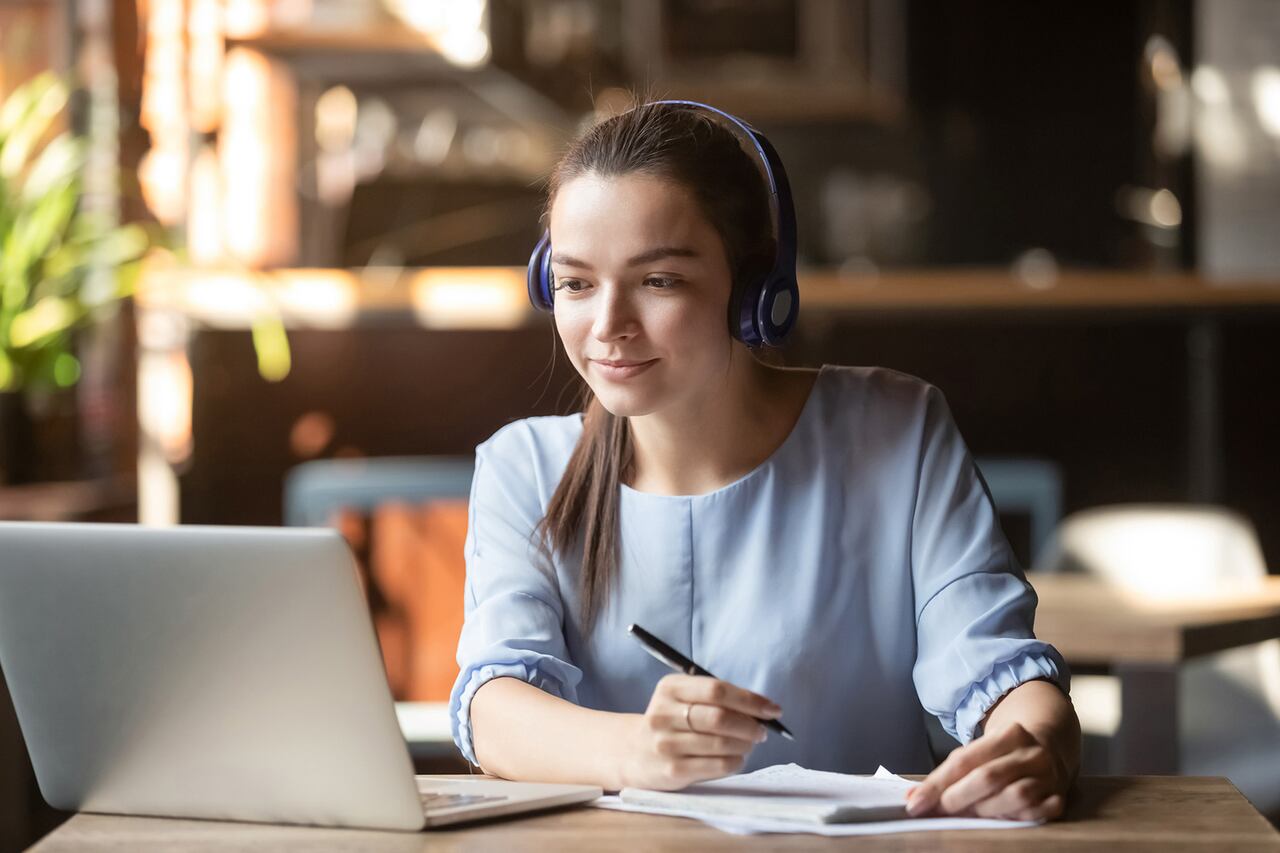 Mujer trabajando desde casa, mujer en computador. Trabajo virtual.