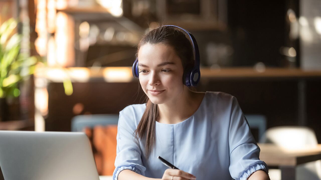 Mujer trabajando desde casa, mujer en computador. Trabajo virtual.