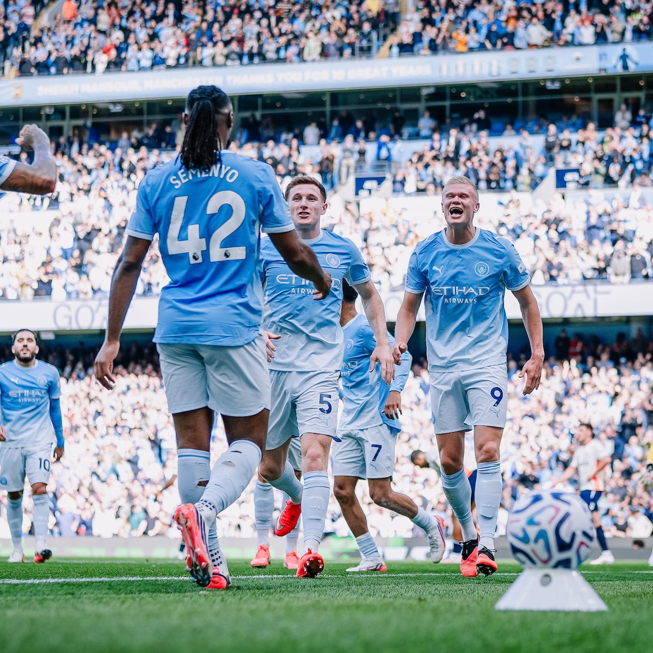 Los jugadores del Manchester City celebran el tanto de la victoria contra el Coventry City.