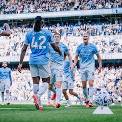 Los jugadores del Manchester City celebran el tanto de la victoria contra el Coventry City.