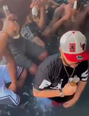 Un video en el que se ve a un grupo de internos del centro de reclusión Marte, en Buenaventura, disfrutando de una tarde de piscina, con cerveza y celulares, llevó a las autoridades a abrir una investigación disciplnaria para determinar la responsabilida de algunos de los policías encargados de la vigilancia de estas bodegas. Foto tomada de redes.