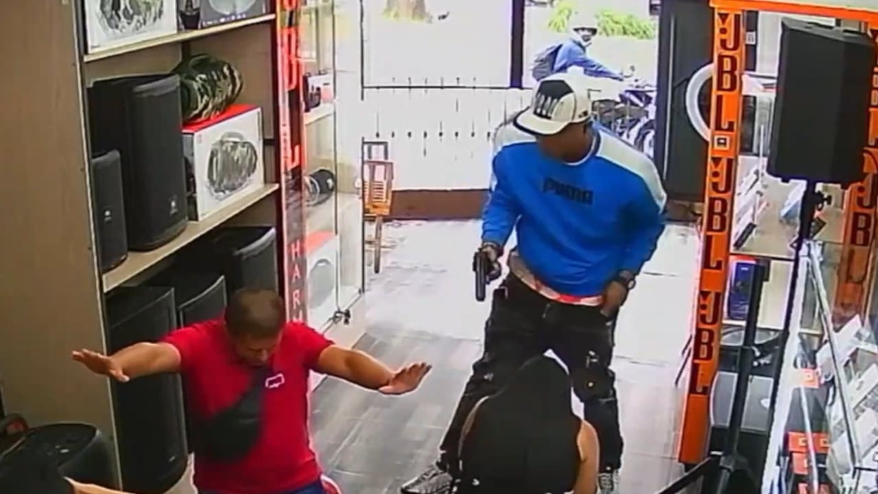 El sujeto ingresó armado al local comercial, mientras su compañero de fechorías espera afuera, en una motocicleta. Luego hizo arrodillar a las víctimas.