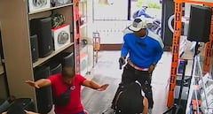 El sujeto ingresó armado al local comercial, mientras su compañero de fechorías espera afuera, en una motocicleta. Luego hizo arrodillar a las víctimas.