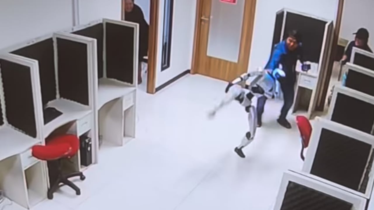 Robot pierde el control y golpea a varias personas en una oficina.