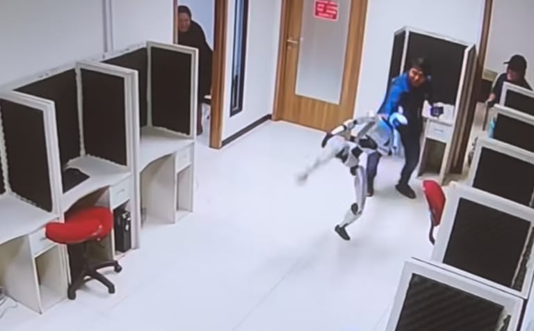 Robot pierde el control y golpea a varias personas en una oficina.