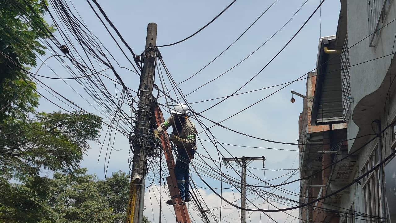 Cali: Cuadrillas de Emcali inician campaña "Cali sin enredos" direccionada a organizar los cables ubicados en los postes de luz en las vías principales de la ciudad.