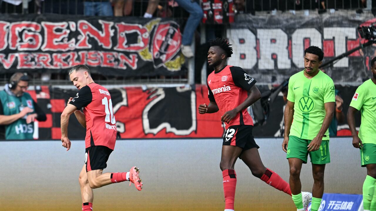 El centrocampista alemán #10 del Bayer Leverkusen, Florian Wirtz (C), celebra un gol durante el partido de fútbol de la primera división alemana, la Bundesliga, entre Bayer Leverkusen y VfL Wolfsburg en Leverkusen el 22 de septiembre de 2024.