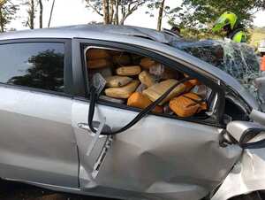 El vehículo transportaba varios paquetes de marihuana en su interior.