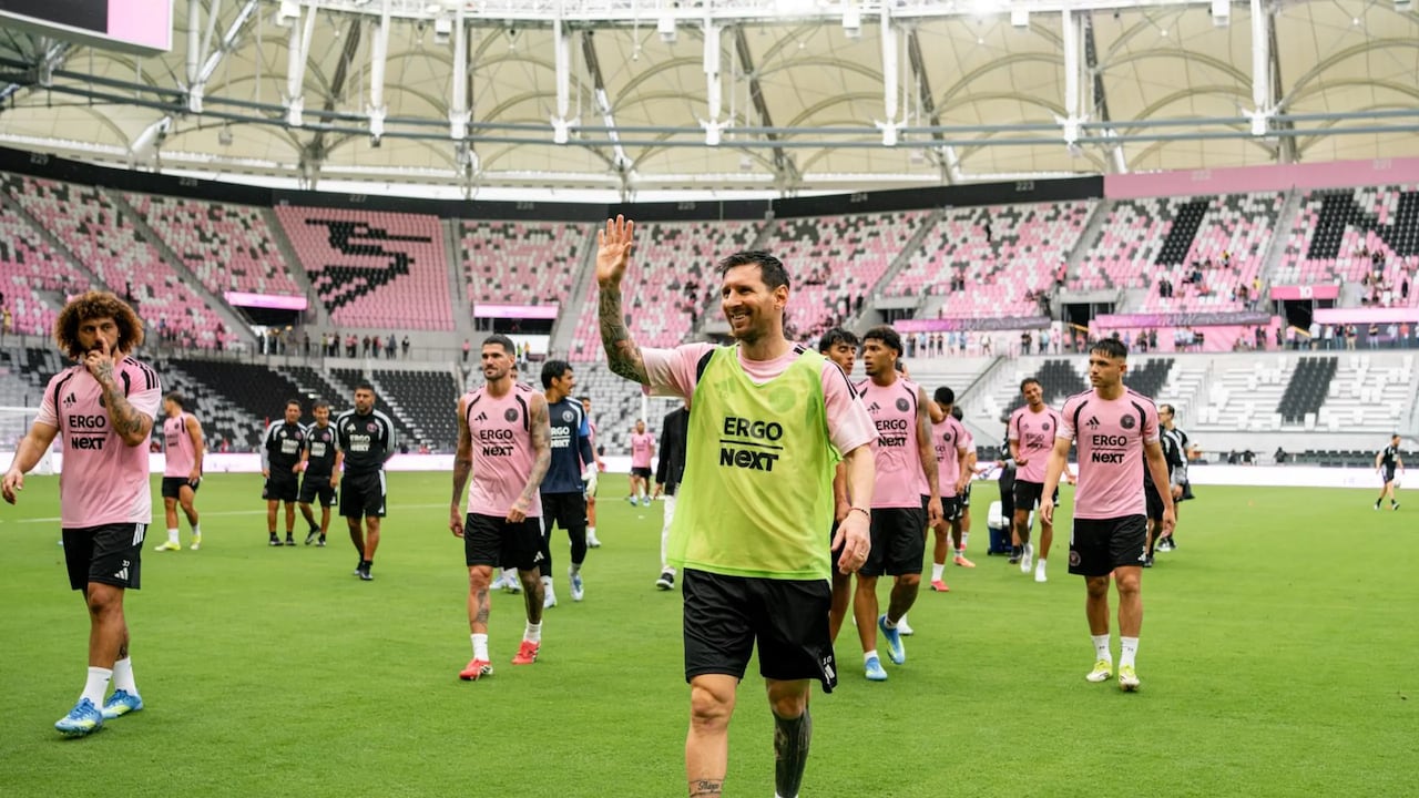 Lionel Messi (peto verde) saluda a los hinchas del Inter de Miami que se acercaron para ver el primer entrenamiento del equipo en el nuevo estadio.