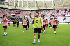 Lionel Messi (peto verde) saluda a los hinchas del Inter de Miami que se acercaron para ver el primer entrenamiento del equipo en el nuevo estadio.