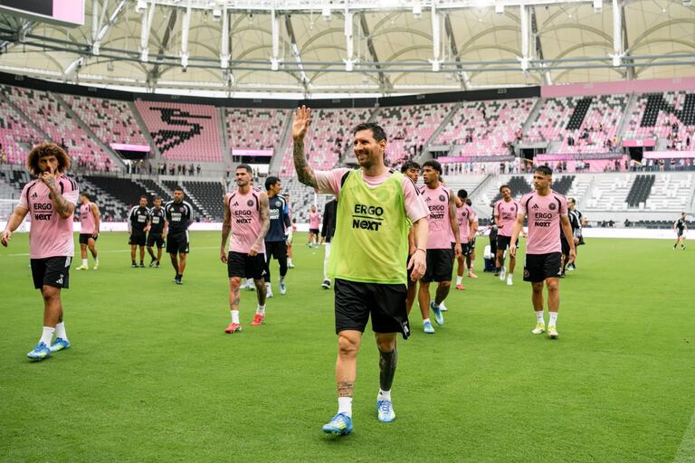 Lionel Messi (peto verde) saluda a los hinchas del Inter de Miami que se acercaron para ver el primer entrenamiento del equipo en el nuevo estadio.
