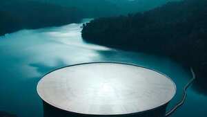 Ilustración de un embalse con abundante agua.